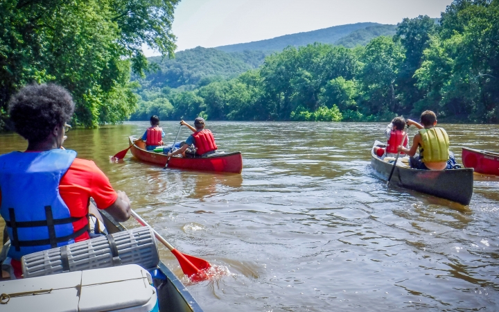 canoeing on outdoor leadership course near baltimore